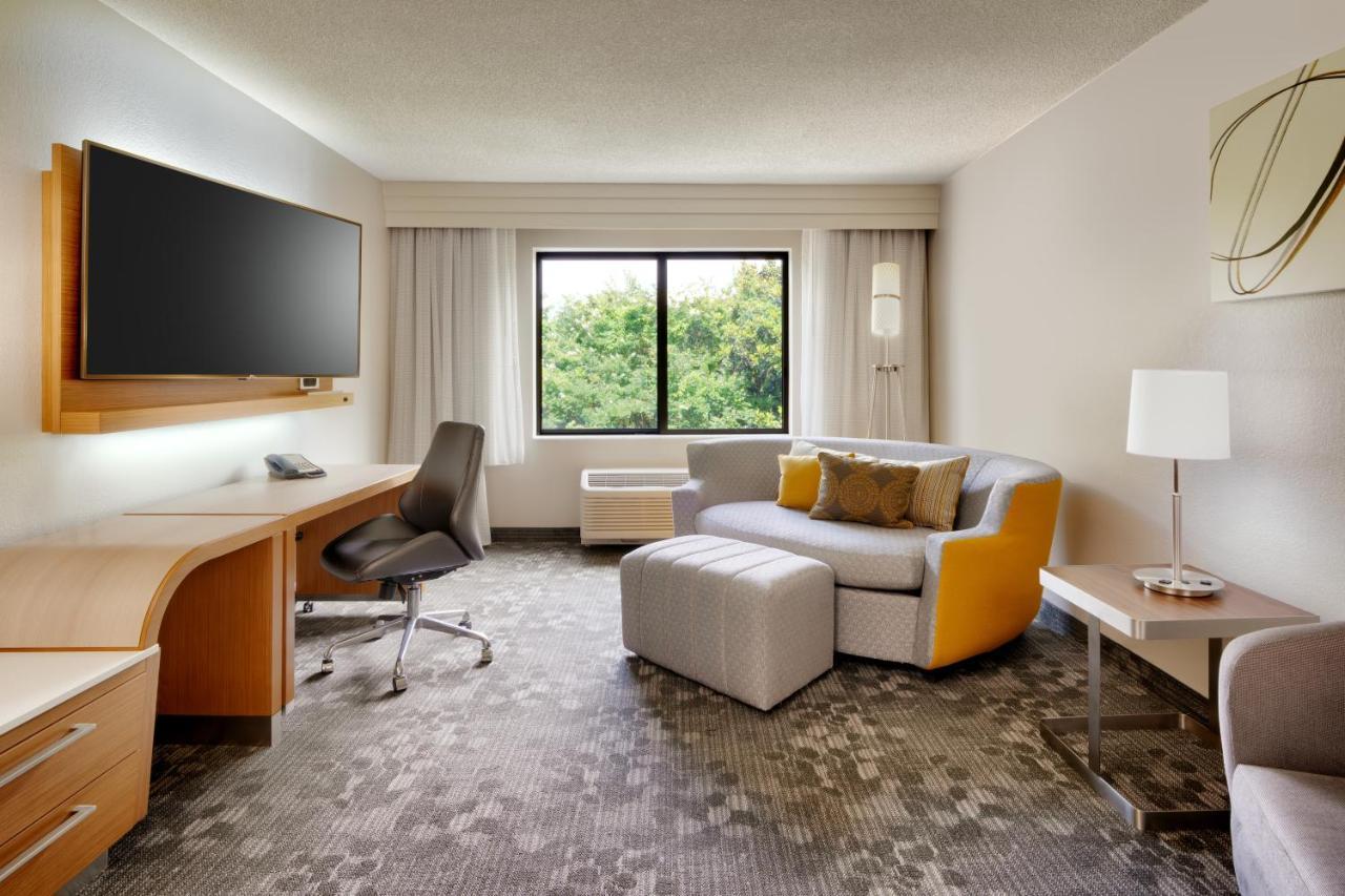 Courtyard By Marriott Charlotte Airport/Billy Graham Parkway Hotel Екстериор снимка