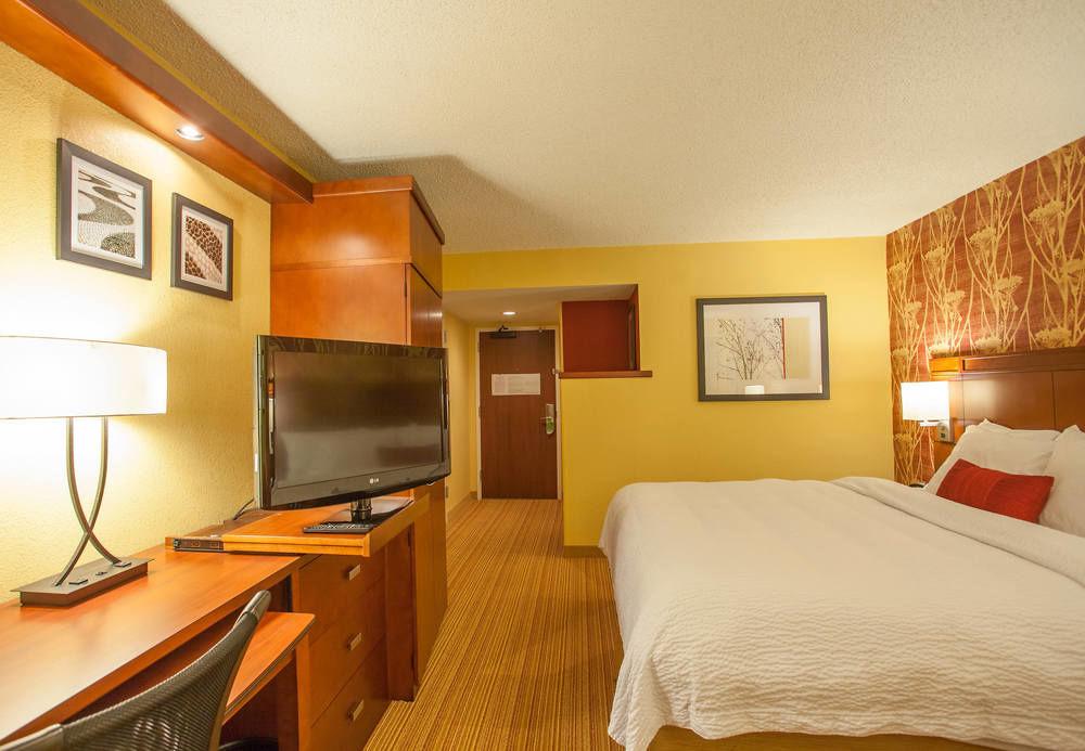 Courtyard By Marriott Charlotte Airport Loso Екстериор снимка