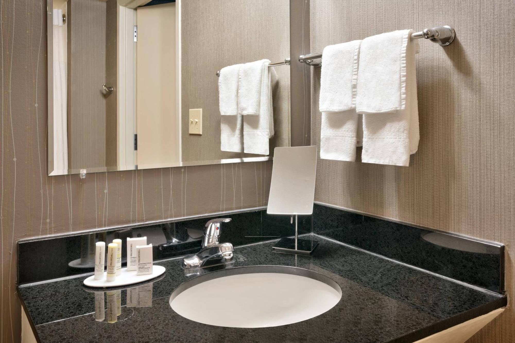 Courtyard By Marriott Charlotte Airport/Billy Graham Parkway Hotel Екстериор снимка