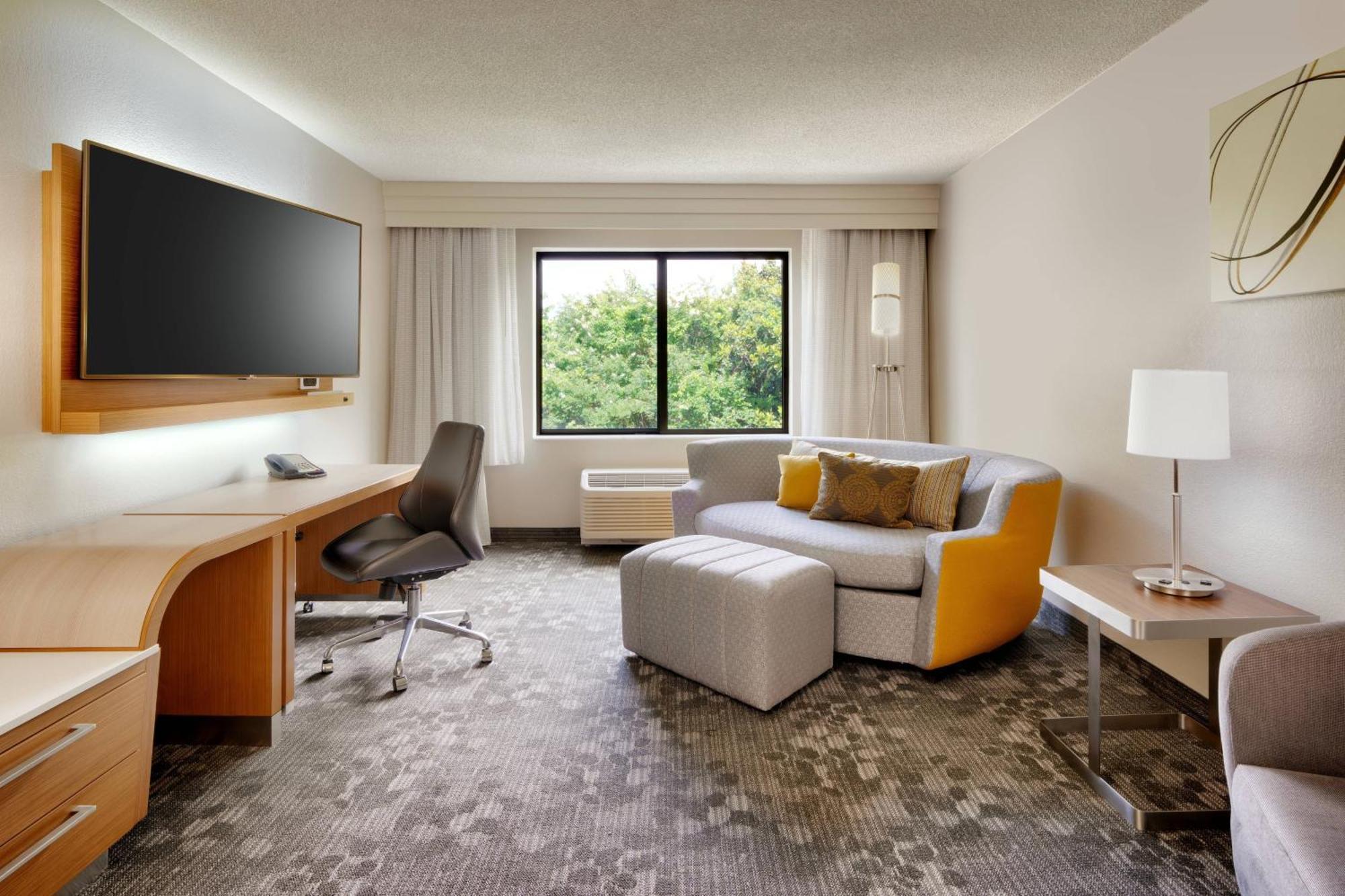 Courtyard By Marriott Charlotte Airport Loso Екстериор снимка