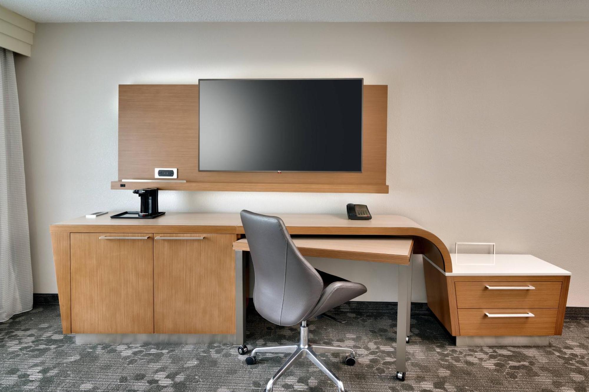 Courtyard By Marriott Charlotte Airport Loso Екстериор снимка