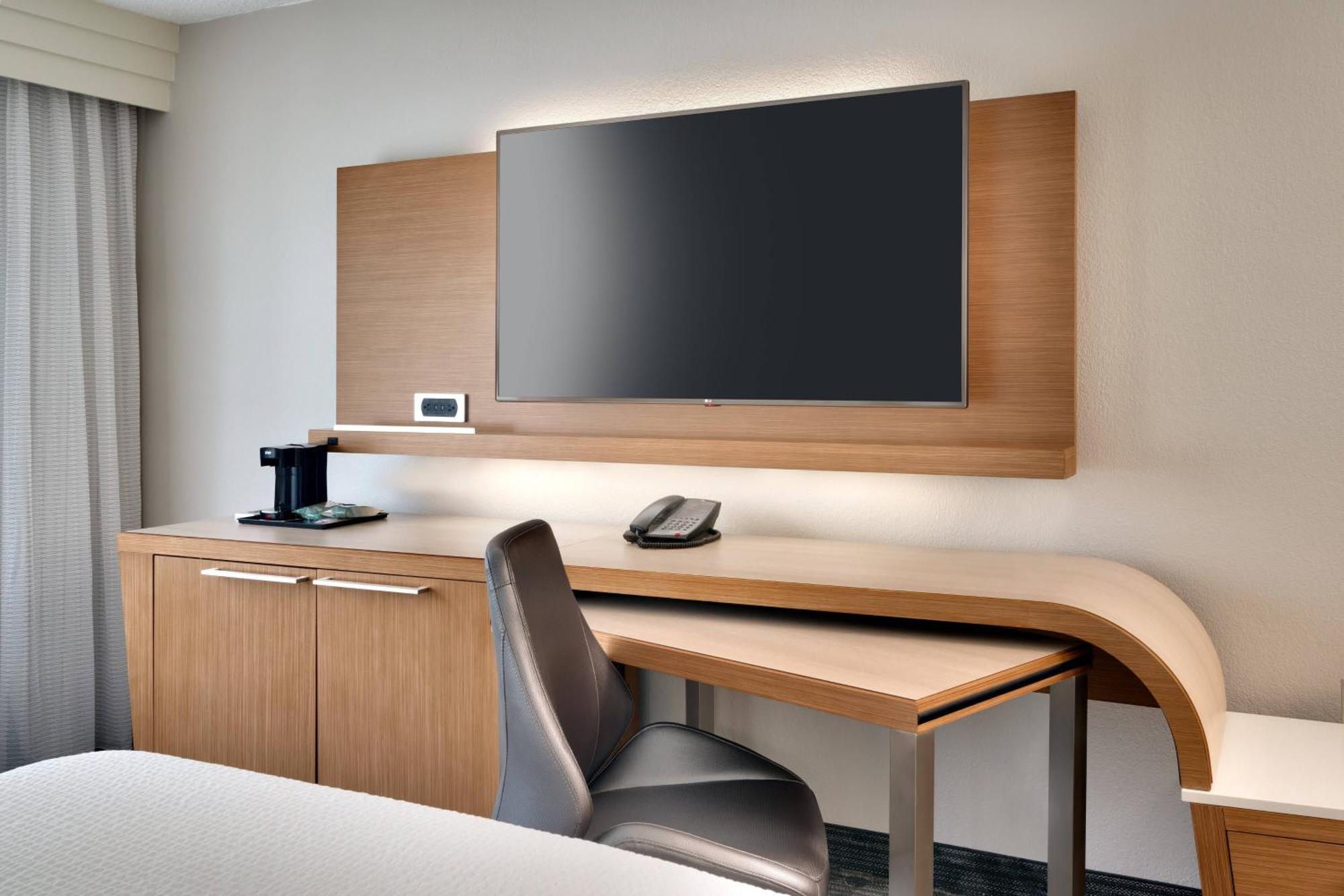 Courtyard By Marriott Charlotte Airport Loso Екстериор снимка